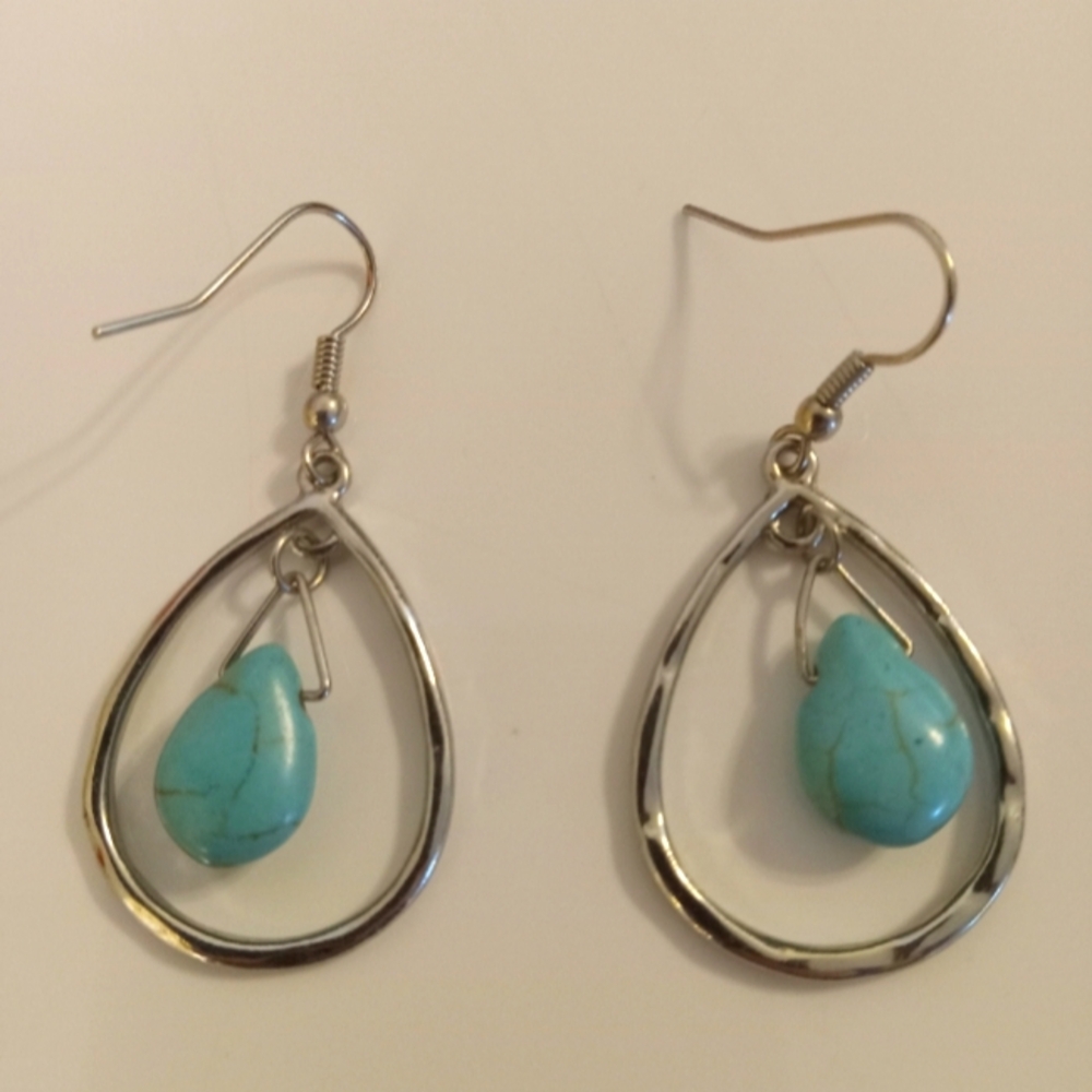 SILVER TONED TEARDROP EARRINGS W HOWLITE OR TURQUOISE.